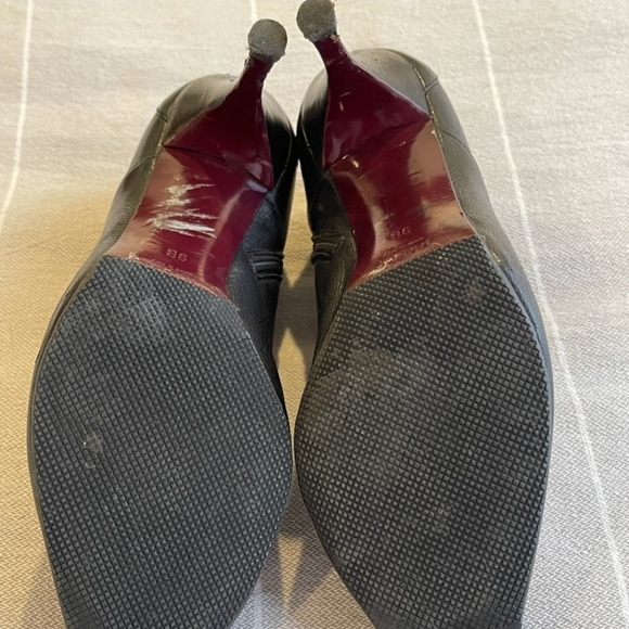 Gucci Authentic Black Leather Pointed-toe Booties - Picture 2 of 4